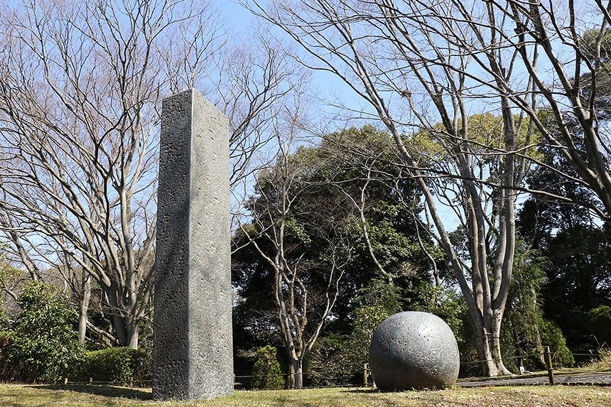 画像：山口牧生「四角柱と丸い石」