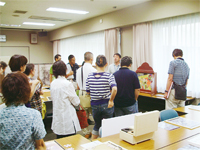 研修(5)でキットを解説する当館職員の写真