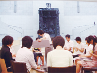 協議で司会をする当館学芸員の写真