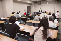 講師を招いての研修活動の様子の画像