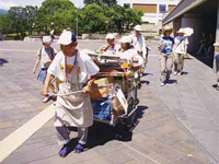 教育普及イベントの補助の様子の写真