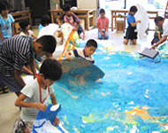 アーティストと楽しむ子どもの写真
