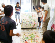 アーティストと楽しむ子どもの写真