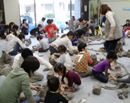 粘土で遊んでいる写真