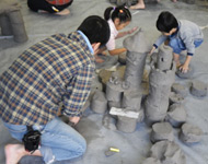 粘土で遊んでいる写真