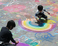 絵の具でお絵かきしている写真