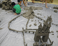 粘土で遊んでいる写真