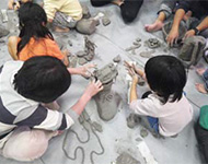 粘土で遊んでいる写真