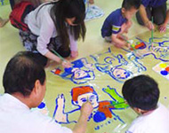 絵の具でお絵かきしている写真